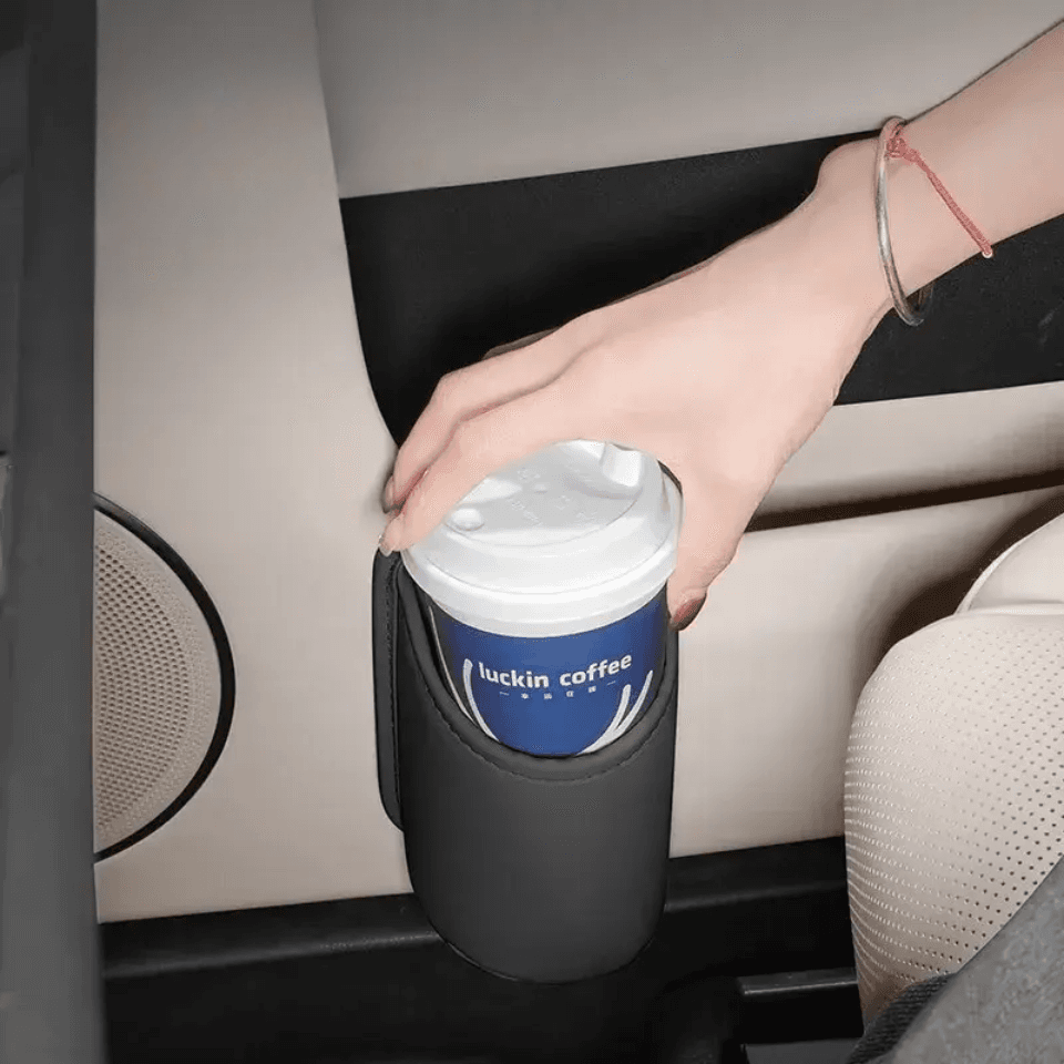 X Organizer na drzwi auta – uchwyt na kubek 
i schowek na drobiazgi. Kompaktowy, estetyczny dodatek do wnętrza samochodu.